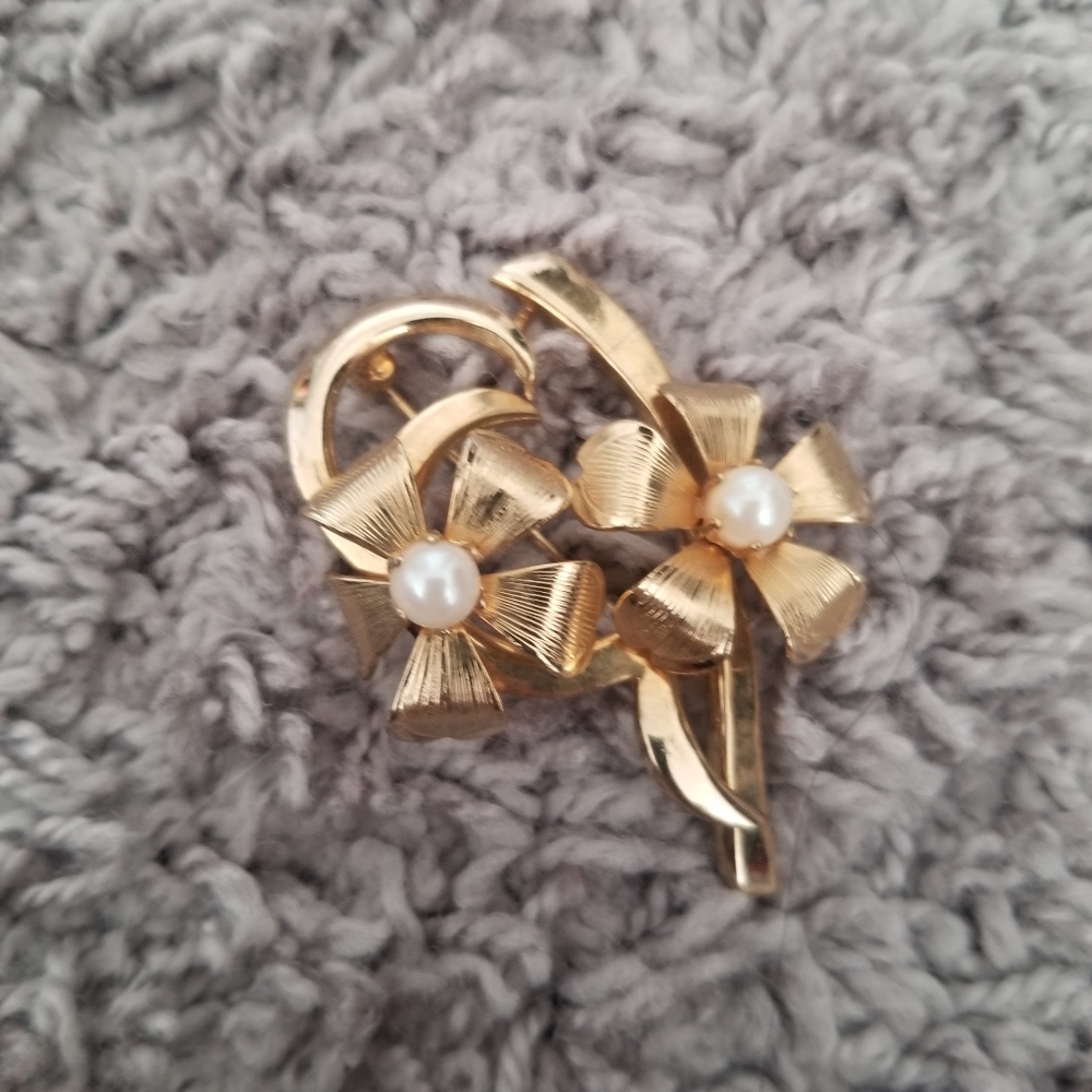 Brooks Vintage 70s Gold - Tone Flower with Pearls Brooch